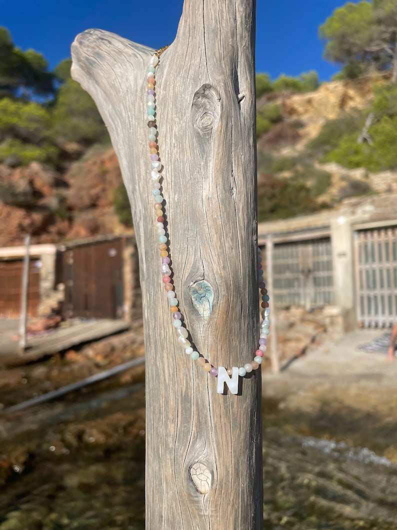 Collar de perlas de piedras preciosas de colores collar de letras gargantilla pastel collar de piedras preciosas carta collar de perlas de colores collar de iniciales perlas de agua dulce imagen 9