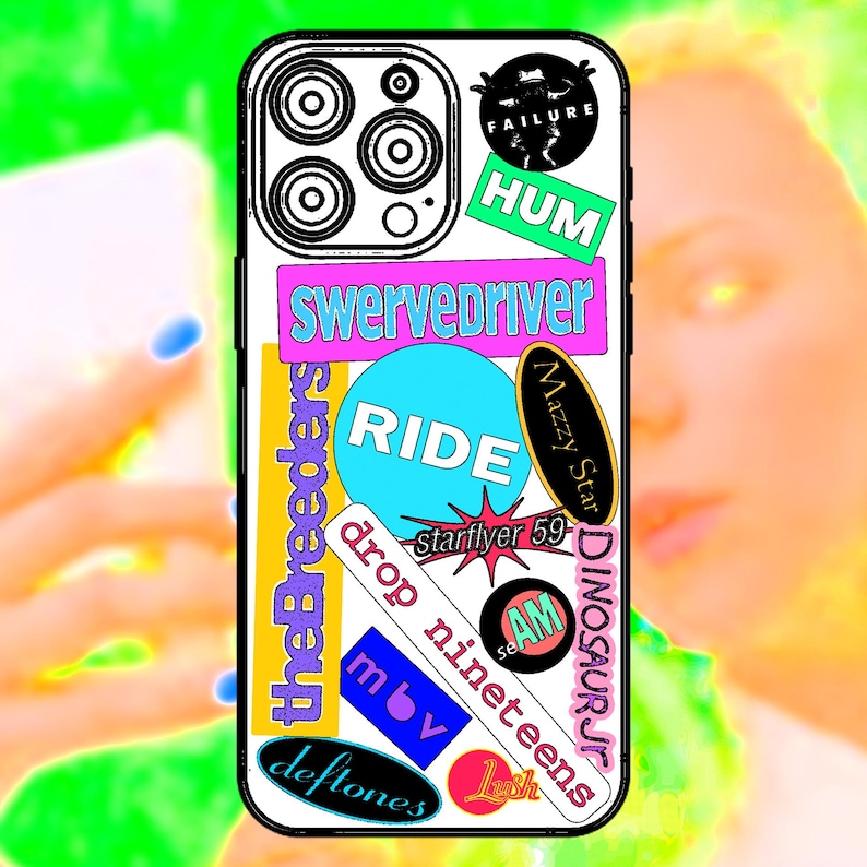 Puede incluir: Una funda de tel&eacute;fono blanca con un collage de pegatinas coloridas. Las pegatinas presentan nombres de bandas como "Ride", "Swervedriver" y "Dinosaur Jr." en varias fuentes y colores. Otras pegatinas incluyen "Failure" y "Hum."