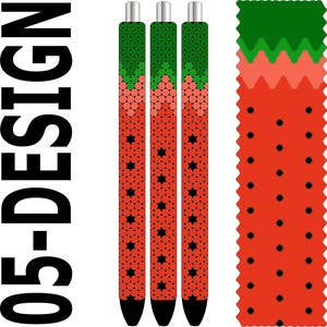 Puede incluir: Tres bolígrafos con un diseño de fresa rojo y verde. Los bolígrafos tienen punta plateada y base negra. El diseño incluye pequeñas formas de estrella negra y un patrón repetitivo de puntos rojos. El texto "05-DESIGN" es visible.