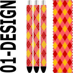 Op de afbeelding: Drie pennen met een herhalend patroon van rode en gele stippen en ruiten op een roze achtergrond. De tekst "01-DESIGN" is in het zwart aan de linkerkant van de afbeelding gedrukt. Een bijpassende stof met patroon staat rechts.