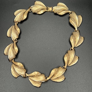Vintage Park Lane Gold tone Leaf design link statement necklace.