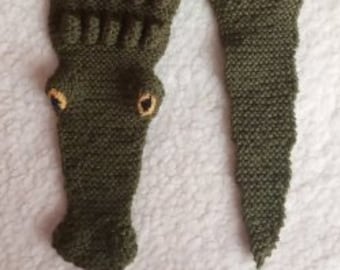 Handgestrickter Krokodilschal aus Merinowolle: Kinderaccessoire in Dunkelgrün