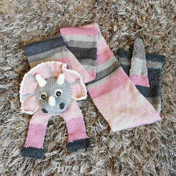 Gestrickter rosa grauer Dinosaurier Schal, Weihnachtsgeschenkidee, Winter-Accessoire für Kind, für Jurrasic Park-Fans, Triceratop-Liebhaber, ausgestorbene Tiere