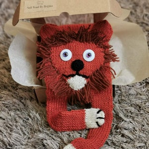 Écharpe tricotée en forme de lion pour enfants. Soyez unique, soyez différent, ayez un accessoire spécial en hiver, pour les fans du roi lion, animal sauvage de Madagascar