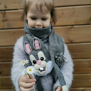 Gestrickter Hasenhasen-Schal aus Merinowolle. Ein süßer Hase mit langen Ohren und großem Herz. Lächelndes Tier, das dich zum Lächeln bringt, Für Peter Rabbit Fans