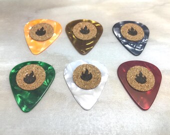 Gitarren-Plektrum mit Flammen-Grafik-Korkgriff für Gitarristen selbstklebender Griff 6-Pack Zelluloid-Plektrum mit rutschfestem Pad für Bass-Variety-Pack