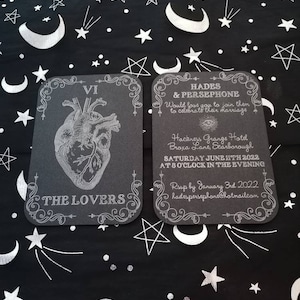 Invitación de boda con carta del tarot en relieve con papel plateado para amantes o para guardar la fecha, corazón anatómico de doble cara
