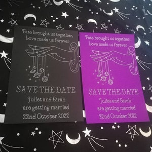 Belle carte "Retenez cette date" pour mariage holographique violette ou noire en soie, avec détails en feuille d'argent, mariage