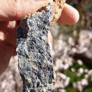 Pequeña casiterita mineral masivo de estaño con pirita