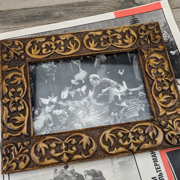 1970s Vintage Wooden Photo Frame .  Carved Photo Frame . Beautiful frame. Vintage Wall Decor. Brown Wood Frame. Retro Wedding Prop