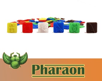 Puede incluir: Un conjunto de piezas de juego coloridas con símbolos jeroglíficos egipcios. Las piezas son cuadradas y de varios colores, incluyendo amarillo, rojo, blanco, azul, verde y marrón. La palabra "Pharaon" se muestra en texto verde.