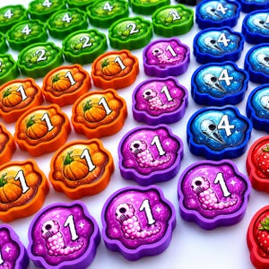 Puede incluir: Una colección de fichas de juego con bordes festoneados en varios colores y diseños. Las fichas presentan ilustraciones de hojas verdes, calabazas naranjas, gusanos con calavera morados, cráneos de aves azules y fresas rojas con números.