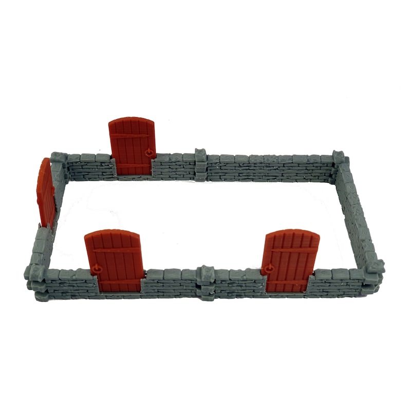Puede incluir: Un recinto rectangular de piedra en miniatura con un patr&oacute;n de ladrillo gris texturizado y cuatro puertas distintas de estilo madera roja integradas en la estructura. Los muros est&aacute;n compuestos por bloques apilados con pilares verticales.