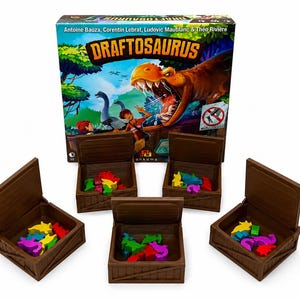 Peut inclure: Le jeu de société Draftosaurus comprend une boîte illustrée d'un T-Rex et quatre caisses en plastique marron contenant de petites pièces de jeu en forme de dinosaures jaunes, rouges, verts, bleus et violets, disposées sur un fond blanc.