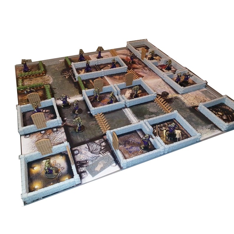 Puede incluir: Un juego de mesa con un dise&ntilde;o de mazmorra modular que incluye muros de piedra gris claro, segmentos de puertas de madera y varias figuras en miniatura con vestimenta morada y verde situadas en las habitaciones de la cuadr&iacute;cula.