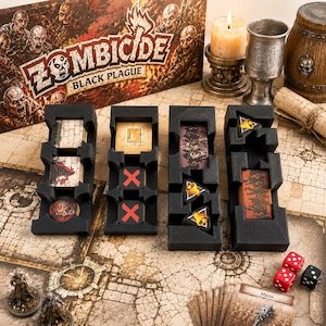 Può includere: Un set da gioco Zombicide Black Plague con quattro organizer in schiuma nera contenenti tessere di gioco quadrate e triangolari, gettoni e carte. Il set include una scatola di gioco, una candela, un calice in metallo e dei dadi.