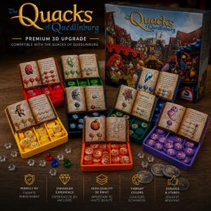 Può includere: Un set di potenziamento 3D premium per il gioco da tavolo The Quacks of Quedlinburg, composto da sei vassoi in plastica colorata con libri in miniatura attaccati. Ogni vassoio contiene gettoni abbinati rossi, gialli, verdi, blu, arancioni e viola.
