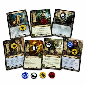 Op de afbeelding: Een verzameling van zeven rechthoekige fantasy-ruilkaarten met karakterillustraties, tekst en numerieke waarden, vergezeld van vier kleine ronde spelfiches in blauw, zwart, geel en rood, allemaal gerangschikt op een witte achtergrond.