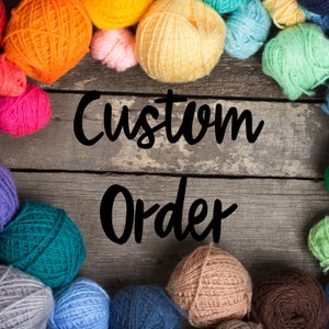 Puede incluir: Una variedad de ovillos de lana de colores dispuestos sobre una superficie de madera con el texto "Custom Order" en letras negras.