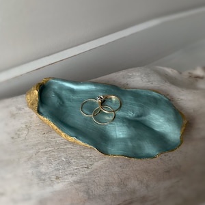 Plat à bijoux en huîtres, porte-bagues, porte-bibelots, cadeau de mariage, décoration côtière, décoration océan, décoration de plage, cadeau pour elle, cadeau de Noël