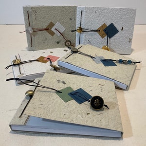 Bloc-note de poche. 12cm x 10cm. Papier fait main coton et algues et int. recyclé