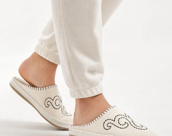 Handmade Mongolian Felt Slippers – Natural Wool Comfort
