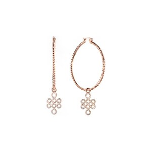 Puede incluir: Pendientes de aro de oro rosa con diseño trenzado. Cada pendiente presenta un dije colgante con un diseño de nudo calado y brillante. Los pendientes se muestran sobre un fondo blanco.