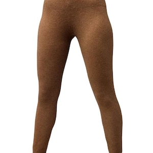 Puede incluir: Leggings marrones de punto suave, con cintura alta y ajuste ceñido. El diseño es sin costuras. Las piernas son rectas y terminan en los tobillos.