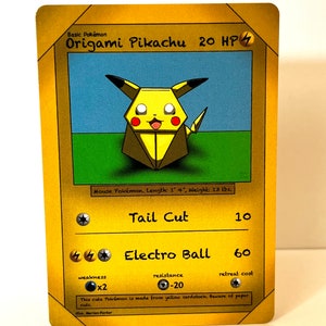 Puede incluir: Una carta de Pokémon Pikachu de origami amarilla con el texto "Origami Pikachu 20 PV" en la parte superior. La carta presenta una ilustración de un Pikachu de origami amarillo con ojos negros y una boca roja. La carta también incluye el texto "Pokémon Ratón. Longitud: 1' 4", Peso: 13 lbs."