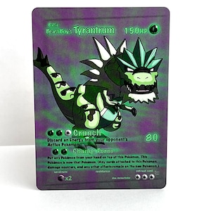 Puede incluir: Una carta de Pokémon verde y morada con Tyrantrum, una criatura verde similar a un dinosaurio con una cabeza grande y dientes afilados. La carta tiene un fondo verde con acentos morados y presenta el texto "Beast Boy's Tyrantrum 150PS".