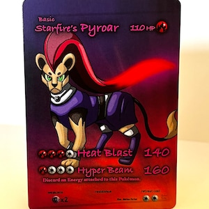 Pode incluir: Um cartão de jogo de Pokemon com Starfire's Pyroar, uma criatura de fogo com forma de leão que usa uma roupa roxa e vermelha. O cartão tem um fundo vermelho e preto com o texto "Basic", "Starfire's Pyroar", "110 HP", "Heat Blast 140", "Hyper Beam 160", "Discard an Energy attached to this Pokemon.", "weakness x2", "resistance", "retreat cost", e "Ms. Marian Perkar".