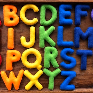 Wielkie litery alfabetu tęczowego z filcu