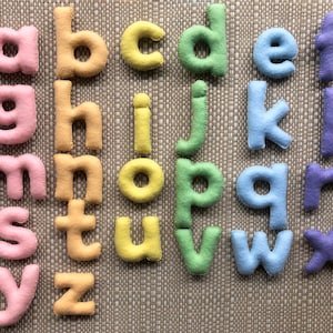 Pastelowy tęczowy mały alfabet filcowy