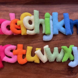 Małe litery filcowego alfabetu tęczowego * Wszystkie odcienie kolorów *