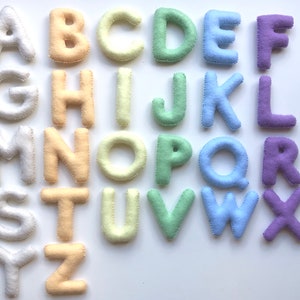 Alfabet wielkich liter z filcu w kolorze tęczy