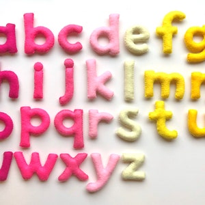 Różowo-żółty alfabet z małych liter, litery z filcu, podstawy przedszkolne