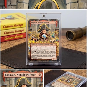 Op de afbeelding: Een Magic: The Gathering kaart "Ragavan, Nimble Pilferer" in een beschermhoes. De kaartafbeelding toont een aap-piraat omringd door schatten. Op de achtergrond staan "Curious George" boeken en een messing telescoop. De tekst op de kaart is zichtbaar.