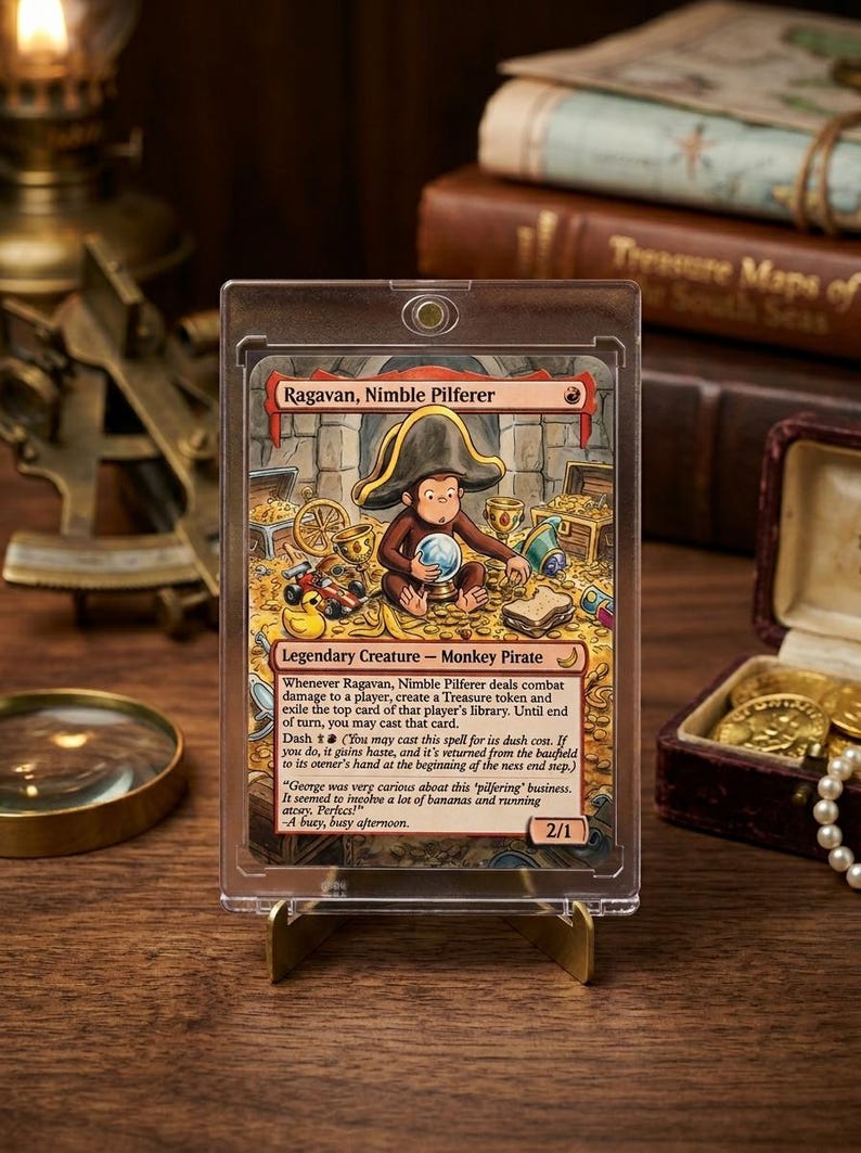 Op de afbeelding: Een Magic: The Gathering-kaart met Ragavan, Nimble Pilferer, een apenpiraat. De kaart zit in een beschermhoes, gepresenteerd op een gouden standaard. De illustratie toont een aap met een piratenhoed, omringd door schatten.