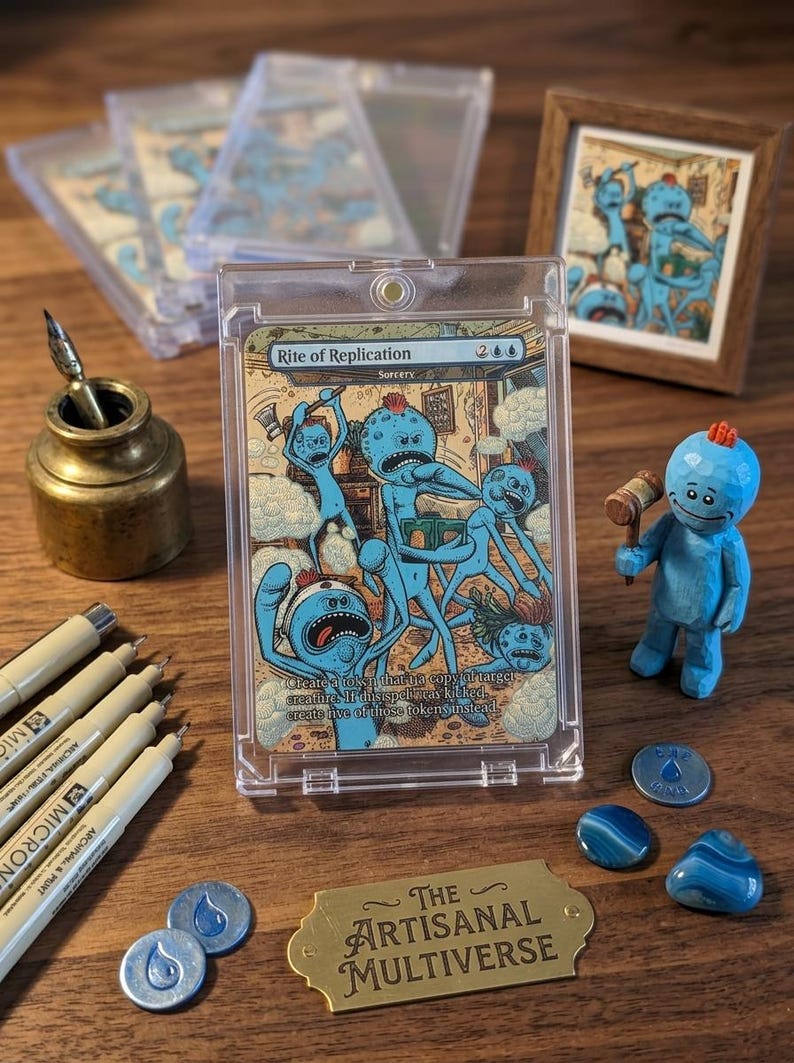K&ouml;nnte beinhalten: Eine "Rite of Replication"-Karte in einer durchsichtigen H&uuml;lle mit blauen Cartoon-Charakteren. Eine kleine Holzfigur eines blauen Charakters mit einem Hammer befindet sich neben der Karte. Weitere Artikel sind Stifte, Token und ein gerahmter Druck.