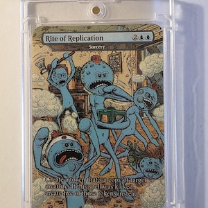 K&ouml;nnte beinhalten: Eine Magic: The Gathering-Karte mit dem Titel "Rite of Replication" mit cartoonartigen blauen Kreaturen in einer chaotischen Szene. Die Karte befindet sich in einer sch&uuml;tzenden Plastikh&uuml;lle. Das Artwork enth&auml;lt den Text "HOW SOON SHOW".