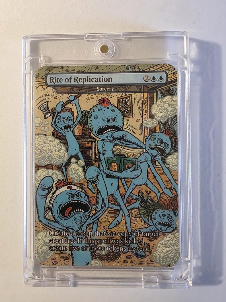 K&ouml;nnte beinhalten: Eine Magic: The Gathering-Karte mit dem Titel "Rite of Replication" mit cartoonartigen blauen Kreaturen in einer chaotischen Szene. Die Karte befindet sich in einer sch&uuml;tzenden Plastikh&uuml;lle. Das Artwork enth&auml;lt den Text "HOW SOON SHOW".