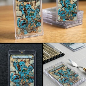 K&ouml;nnte beinhalten: Eine Sammelkarte namens "Rite of Replication" mit blauen Cartoon-Figuren, in einer transparenten Kunststoffh&uuml;lle. Die Karte ist Teil eines Stapels, wobei Titel und Details sichtbar sind. Der Illustrationsstil erinnert an einen Comic.