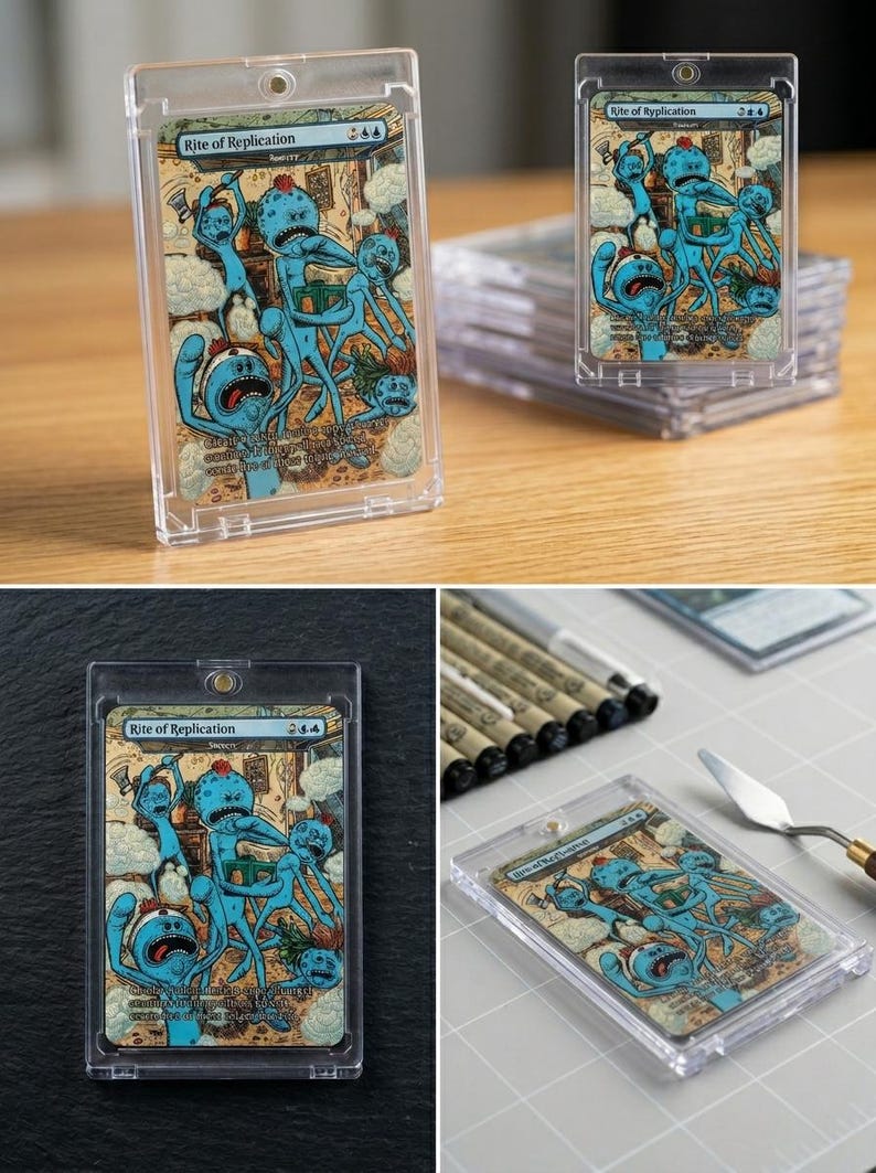 K&ouml;nnte beinhalten: Eine Sammelkarte namens "Rite of Replication" mit blauen Cartoon-Figuren, in einer transparenten Kunststoffh&uuml;lle. Die Karte ist Teil eines Stapels, wobei Titel und Details sichtbar sind. Der Illustrationsstil erinnert an einen Comic.