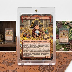 Op de afbeelding: Een verzamelkaart met het personage Ragavan, Nimble Pilferer, een Monkey Pirate. De kaart zit in een beschermhoes. De illustratie toont een aap met een piratenhoed, omringd door schatten. De tekst van de kaart is zichtbaar.