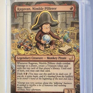 Op de afbeelding: Een Magic: The Gathering-kaart met Ragavan, Nimble Pilferer, een aap-piraat. De kaart toont een aap met een piratenhoed, omringd door schatten. De kaart zit in een beschermende hoes.
