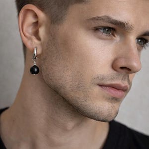 Puede incluir: Un juego de tres tazas de cerámica con un acabado moteado y mate. Las tazas son en tonos crema, gris claro y gris oscuro. Cada taza tiene un diseño simple y minimalista.