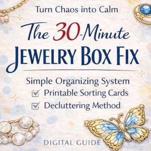 Pode incluir: Um guia digital intitulado "The 30-Minute Jewelry Box Fix" com o texto "Turn Chaos into Calm". A capa apresenta ilustrações de joias e uma borboleta. Promete um sistema de organização simples, cartões de classificação imprimíveis e um método de desapego.