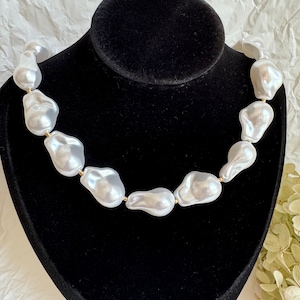 Gargantilla gruesa de perlas barrocas de imitación: un collar moderno y llamativo