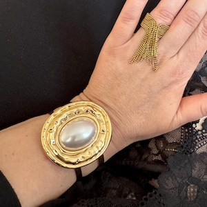 Arm Pearl Cuff Gold, Statement Cuff Bracelet with Faux Pearl – Chunky Wide Arm Cuff, Sculptural Bracelet, 80s Vintage Inspired, adjustable