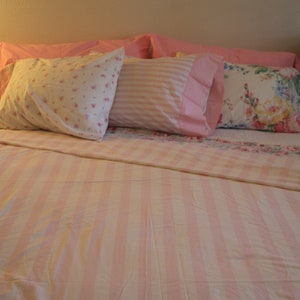 1980&#39;s Vintage - QUEEN SHEET SET - Pink and White w/ Stripes and Floral Mismatch - Very Good Condition